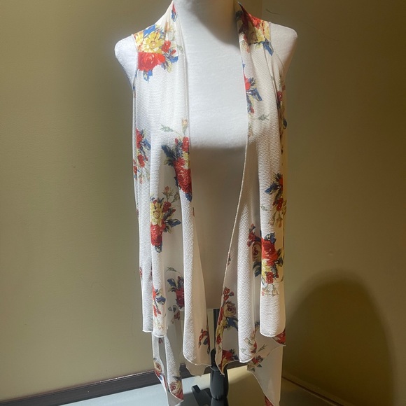 ❄️TAKE 50% OFF LIST PRICE❄️ 🌟HOST PICK🌟 Unbranded floral vest - Picture 5 of 5